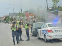 Lajmi i fundit/ Aksident në Kavajë, makina humb kontrollin dhe përplaset me murin