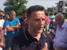 Pas kritikave në Kuvend, Braçe del në protestë me fermerët në Lushnjë: Me këta falimenton e gjithë Shqipëria, qeveria të…