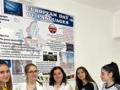 Tradita vazhdon, Nxënësit e Gjimnazit “Aleksandër Moisiu”, u dhurojnë lule mësuesve në Kavajë!