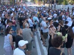 Qytetarët protestë kundër rritjes së çmimeve, mblidhen para Kryeministrisë: Një populli që nuk mund të kursejë dhe konsumojë, i vihet në diskutim ekzistenca