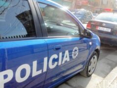 E rëndë/ Humb kontrollin e zetorit dhe përmbysët, humb jetën rrugës për spital 38-vjeçarit