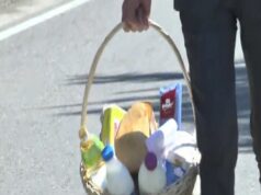 Me shportën e ushqimeve në Kuvend, deputeti i PD: Çmimet janë katastrofë! Qytetarët t’i bëjnë presion Qeverisë