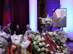 I jepet lamtumira ish-Presidenti Bujar Nishani, nderimi i fundit në Presidencë, arkëmorti mbulohet me lule të bardha