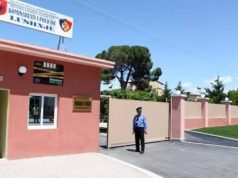 E rëndë/ 17-vjeçarja plagos me thikë vëllain, shoqërohet bashkë me nënën pasi…