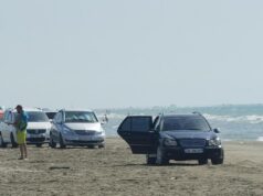 Fotot/ Deputetja e PD: Makinat në plazh krah qytetarëve, rrezikojnë jetën e fëmijëve e pushuesve
