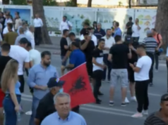 Nis protesta e opozitës, qytetarët mblidhen para Kryeministrisë, të tjerë në selinë e PD