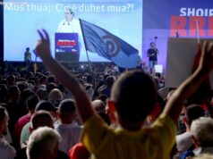 Me flamuj kuq e zi dhe të BE-së 120 minuta para Kryeministrisë, protesta e opozitës dhe mesazhi i Berishës për shqiptarët e heshtur