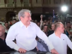 FOTOT/ Berisha hipën mbi makinë, përshëndet protestuesit dhe largohet pas 2 orësh protestë