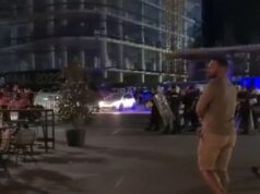 Përplasja e tifozëve boshnjakë me policinë, çfarë ndodhi mbrëmë pas sfidës me Tiranën. Lëndohet efektivi. Momentet nga sherri