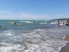 Rrezikonte mbytjen pasi piu shumë ujë, shpëtohet 10-vjeçari në plazhin e Kavajës