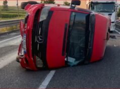 Lajm i Fundit/ Aksident i rëndë në Kavajë, trajleri përplaset me furgonin