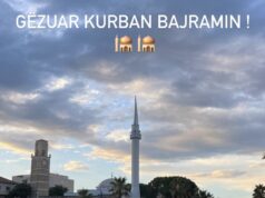 Foto/ Festa e Kurban Bajramit, qindra qytetarë falen në shesh në Kavajë