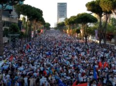 FOTOLAJM/ “Ndaloni shpopullimin 30-vjeçar”, ja pankarta që tërhoqi vëmendjen në protestë