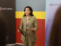 Ambasadorja e SHBA apel gazetarëve: Ju nxis t’i bëni zyrtarëve pyetje të vështira, detyra e tyre është të përgjigjen!