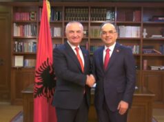 Takimi i përzemërt larg syrit të mediave, Ilir Meta i tregon Bajram Begajt presidencën! Shtrëngime duarsh dhe buzëqeshje (FOTO)