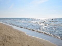 Gjendet i pajetë në bregdet, 22-vjeçari dyshohet se humbi jetën nga infarkti