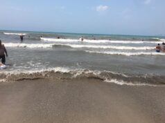 Lajmi i Fundit/ Tragjedi në plazhin e Kavajës, ishte duke notuar, mbytet i moshuari