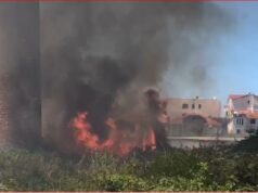 Kavajë/ Zjarr masiv, flakët dalin jashtë kontrollit në ish-fabrikën e qelqit, rrezikohen disa banesa