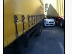 Aksident ‘ifrikshëm’/ Shihni si ka ngecur makina mes dy kamionëve të mëdhenj