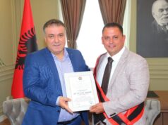 Bashkia e Kavajës nderon mjekun Arben Rrugia me titullin e lartë “Qytetar Nderi”