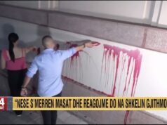 Protesta për vrasjen e Jonadës, qytetarët lyejnë muret e Ministrisë së Brendshme me bojë të kuqe, simbol i gjakut të 7-vjeçares