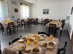 6 muaj nga humbja e babait Sefer Baboçi, Familja shtron drekë në Shtëpinë e të Moshuarve Kavajë