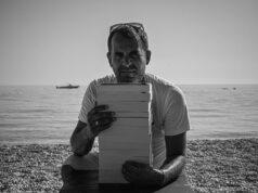 Ben Blushi rrëfen bisedën me hekurthyesin që shet libra në plazh: Kam bërë stadiumim Al Rayan, ku do luhet finalja e Kupës së Botës. Merrja 1300 dollarë në muaj