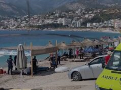 Si ndodhi tragjedia në Himarë, oficeri i policisë shkoi me gomone për të marrë familjen, por la pas viktimën 7-vjeçare (Debati me pushuesit)