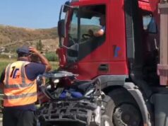 Aksident në Kavajë- Rrogozhinë, “Benzi” përfundon poshtë kamionit, dyshohet për dy viktima