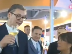 Aleksandër Vuçiç ‘bëhet tapë’ me verë, këshilltarja i merr gotën: Ka frikë mos dehem, Rama s’po pi asgjë