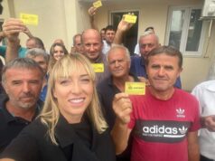 Ministrja e Bujqësisë Frida Krifca viziton fermerët në Kavajë, shpërndan kartat për naftë falas