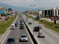 Aksident në autostradë/ Kamioni përplaset me mbikalimin e këmbësorëve në Sukth dhe e shemb, një person i plagosur