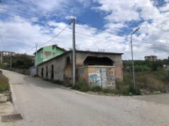 Kavajë/ Defekti në gabinë, lë banorët pa energji elektrike: Të ndërhyet menjëherë, kemi 2 dy ditë në errësirë!