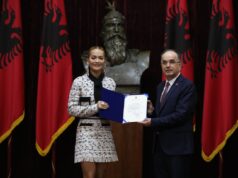 Presidenti Begaj dekoron këngëtaren Rita Ora me titullin e lartë “Naim Frashëri”: Nëse për botën je një artiste e madhe, për ne gjithnjë burim krenarie
