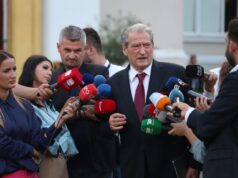 “Seancë paganësh”, Berisha flet jashtë Parlamentit: Në asnjë ligj të vetëm nuk kishte një rresht për qytetarin shqiptar