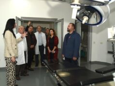 “Tetori rozë”, Deputeti Xhafaj viziton Spitalin e Kavajës: Mjekët të përkushtuar në luftën kundër kancerit të gjirit