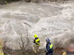 Tragjedi në vend/ Uji i mori para makinën kush është 50-vjeçari që vdiq bashkë me djalin, trupat ende nuk janë gjetur!