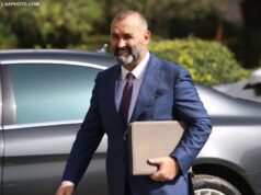 Dibranët kryesojnë eksodin drejt Anglisë prej varfërisë, Ulsi Manja emëron familjen dhe gjithë farefisin në administratën shtetërore