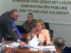 Porti i Durrësit, shumica e miraton me ‘dhunë’, reagon opozita: S’është mall pa Zot. Gazment Bardhi i hedh mikrofonin dhe kontratën Klotilda Bushkës