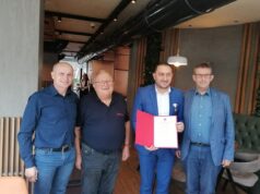 Kavajasi Enver Biturku, Komandanti i Njësisë së Parë Zjarrfikëse Vullnetare në Shqipëri, nderohet nga Unioni Federal Zjarrfikës, Austri, me medaljen e “Bashkëpunimit Ndërkombëtar”!