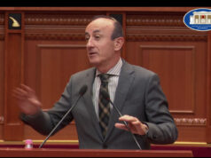 “Gjel Peqini”, Dashnor Sula-Ramës: Më mirë se të jesh pulë! Kryeministrit tonë i pjell gjeli flori