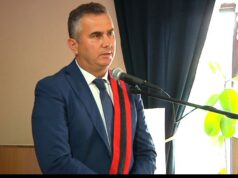 Plagosen me thikë kryetari i Bashkisë Divjakë, Fredi Kokoneshi dhe shoferi i tij. Ndalohet autori, ja emri i tij