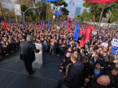 Dy orë protestë, opozita mesazhe BE-së. Berisha goditet me grusht, por nuk ndalon. SHBA reagon e skandalizuar. Meta: Liri a vdekje, t’i tregojmë vendin pjellës bastarde