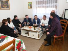 Kandidati për Kryetar Bashkie Fisnik Qosja viziton familjen e Anastas Mitrushit: Mirënjohje për veprën e kontributin që la pas!