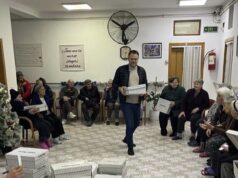 Zonja e parë, Armanda Begaj u dhuroi banorëve të Shtëpisë së të Moshuarve Kavajë, Sefer Dervishi, këpucë të reja