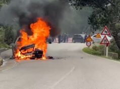 Përfshihet nga flakët në ecje, shkrumbohet BMW-ja në Llogara