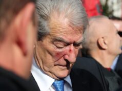 “Berisha kishte gjak në fytyrë”, Reuters: Lideri i opozitës shqiptare goditet me grusht teksa po marshonte për të protestuar