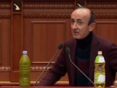 “Zbrisni nga makinat”, deputeti i PD-së i çon dy shishe vaj ministres në Kuvend: E dini se çfarë do të thotë vuajtje fshati? Nuk ka më të rinj dhe të reja