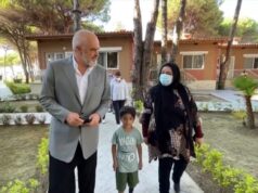 Vjet strehoi refugjatët afganë, sot i çoi pa asnjë njoftim policinë dhe fadromat. Metamorfoza e Ramës me urdhrat e paligjshëm ndaj ‘Prestige Resort’