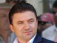 “Për çfarë u thirrët në SPAK?” Elvis Roshi mbulon fytyrën me çadër dhe largohet për t’i shpëtuar kamerave!